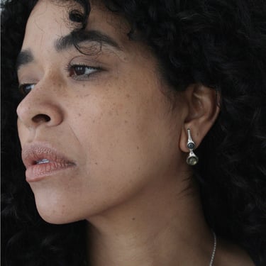 Soror Earrings in Hematite and Lbradorite