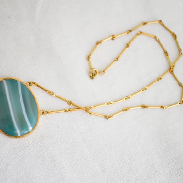 1970s Oval Green Agate Pendant Necklace 