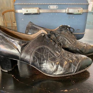 1930s shoes, vintage Oxford, black leather, lace up, size 10 aaa, perforated, cuban heel, spectator style, classic, granny shoes, gothic 