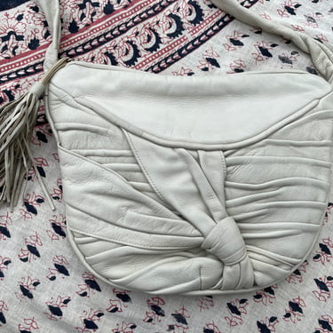 Vintage ‘80s bone genuine leather shoulder purse | zip top hobo bag with knot & tassel 