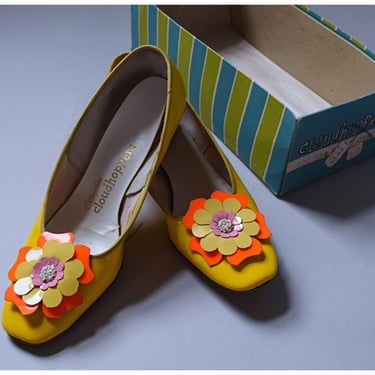 Vintage 1960s Oomphies Cloudhoppers Lemon Yellow Patent Leather Mod Girl Kitten Block Heel Shoes 