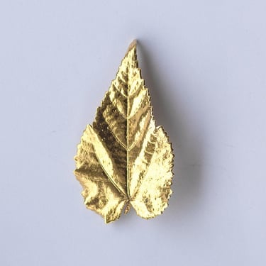 Gold tone leaf brooch 