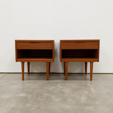 Pair of Vintage Mid Century Modern Teak Nightstands 