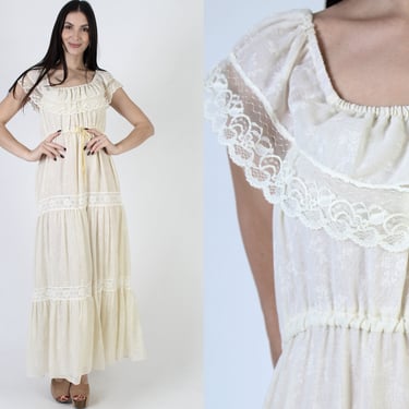 Vintage 70s Off The Shoulder Wedding Dress / Cream Floral Bohemian Bridal Gown / Long Prairie Tiered Bouquet Maxi 
