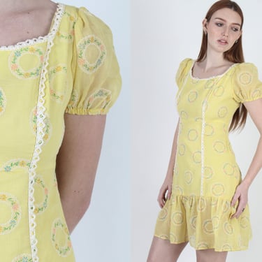 Vintage 70s Sunshine Velvet Floral Dress, Lace Country Prairie Garden Wreath Mini 