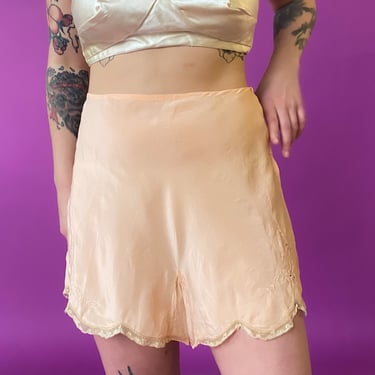1930s Peach Eyelet Lace Tap Shorts, sz. Medium