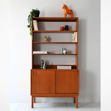 1960s Scandinavian Teak Bookcase by B. Fridhagen for Bodafors – Vintage Mid-Century Shelving Unit with Sliding Doors 