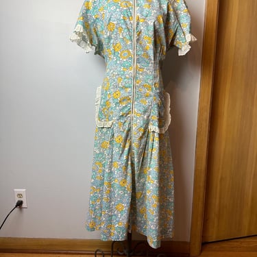 40’s pinup House dress~ cotton floral print Ruffles & pockets~ zips up the front Apron style dressing gown/ volup size 46 bust (as-is) 