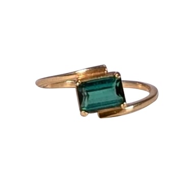 No Label - 18K 750 Gold Ring w/ Emerald Green Rectangular Stone Sz 9