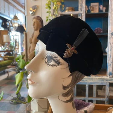 1940s black velvet hat, vintage beret, side bow, film noir style, clover lane, 40s accessories 