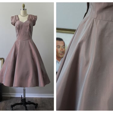 Vintage 40's 50's Plum Mauve Sharkskin Fit & Flare Event Party Summer Full Skirt pin up Dress Ruched Shoulders // US 2 4 