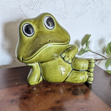 Adorable vintage froggy-bank in great shape! Looks too cute sitting on the shelf 
