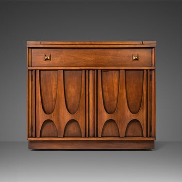 Mid Century Modern Expanding Brasilia Bar in Walnut by Broyhill, USA, c. 1960s 