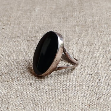 R014 black oval ring size 6.75