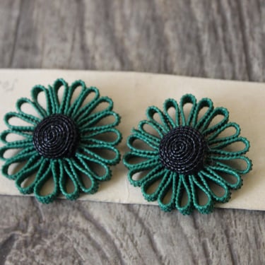 Vintage 50s 60s New Old Stock 3D Floral flowers Green Black Daisy Novelty Earrings Made in Italy clip earrings //  pin up Sweet 