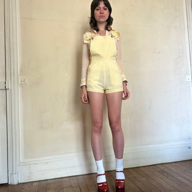 1980s french made seersucker shorts overalls, sweet pale yellow, adjustable straps, side pockets / extra small 