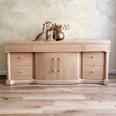 Stunning 1970’s  Mid-Century Modern Natural Wood Sideboard Buffet /Credenza/Dresser 