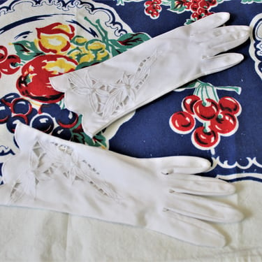 Vintage 60s 1960s White Cotton Blend Cut Out Fancy Short Hand Gloves Cocktail wedding church picnic  // Size 6 1/2 - 7 