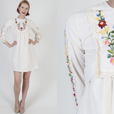 Plain Off White Embroidered Floral Dress, Crochet Trim Ruffle Bib Bodice, Vintage 70s Casual Short Country Mini 