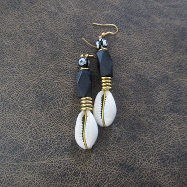 Cowrie shell and wooden earrings black and gold 