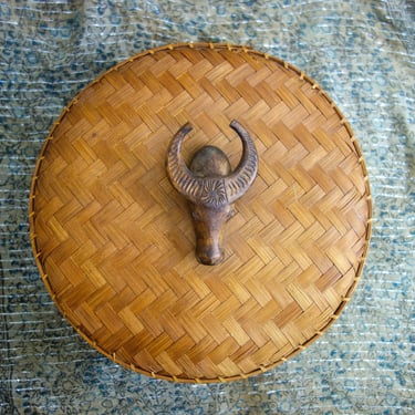 Vintage 11" round basket w/ carved wood water buffalo handle on lid Unique rustic western or Asian decor, primitive Indonesian rattan lombok 