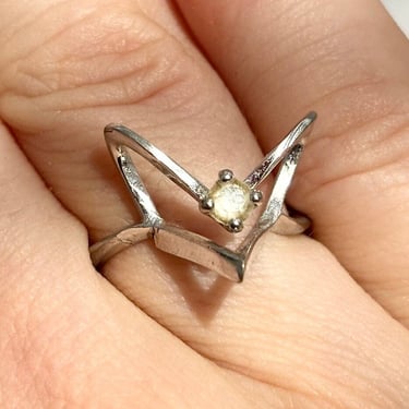 Vintage 18K HGE Gemstone Raised Heart Shaped / Designed Unique Retro Ring - size 5.75 