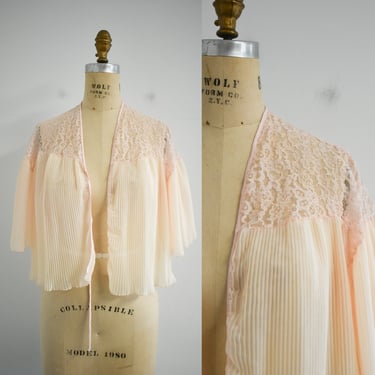 1950s Barbizon Pleated Chiffon and Lace Bed Jacket 