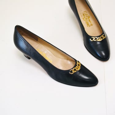 Vintage Salvatore Ferragamo Black Pumps Shoes 9 AAA Black Leather Gold Chain Leather Vintage Low Heel Ferragamos 9 Narrow Made in Italy 