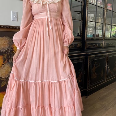 1970s Gunne Sax Peach Cotton Prairie Dress with Lace and Corset Details size XXS 