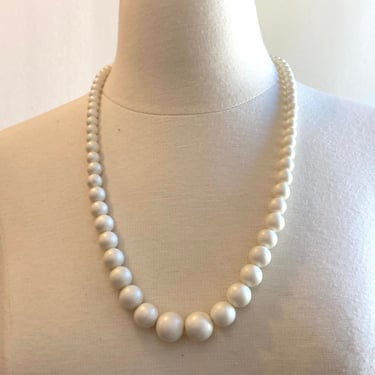 Vintage 50s 60s GRADUATED BEAD Necklace / Ivory / 