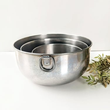 Vintage Stainless Steel Mixing Bowl Set with Hanging D Thumb Ring/ 3 Piece Graduated Nesting Bowls Unmarked/ Vintage Kitchen 