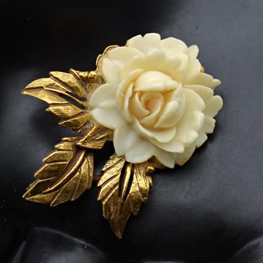 60's resin rose antiqued gold plated metal leaves brooch, dimensional mid-century flower pin 