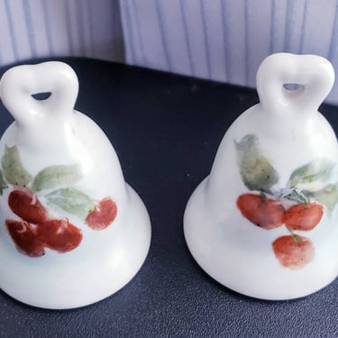 Christmas Holiday kitchenware Apple Tree Salt and Pepper Shakers Collectible Shakers 