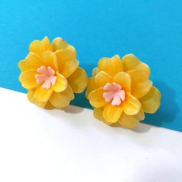 Cute Vintage 60s 70s Light Yellow Lightweight Plastic Flower Earrings 