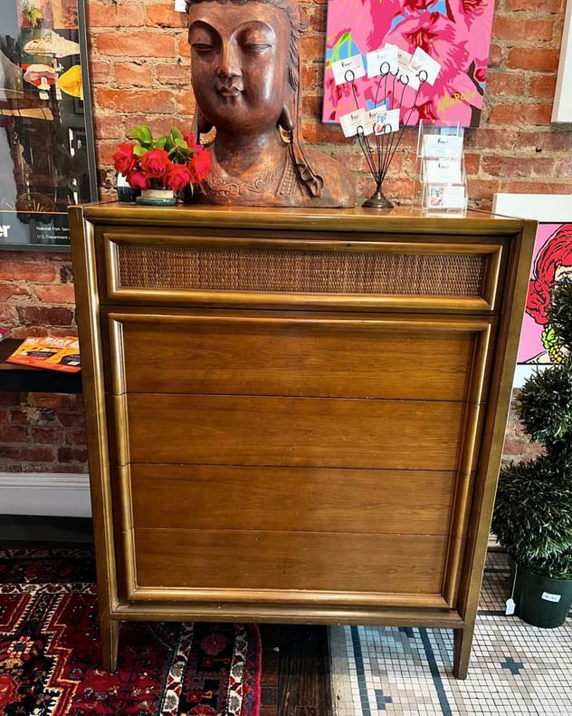 Thomasville 5 drawer chest. 38” x 19” x 47” Call 202-232-8171 to purchase 