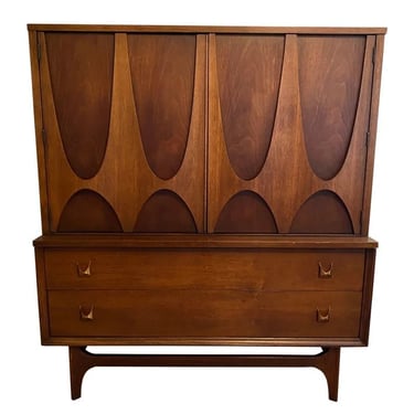 Broyhill Brasilia Premier Series 6130-41 Gentleman’s or Door Chest