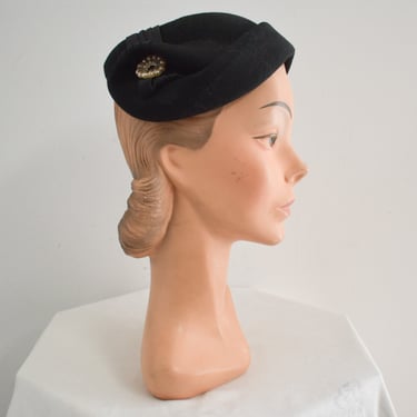 1950s Black Wool Felt Hat with Faux Pearl Accent 