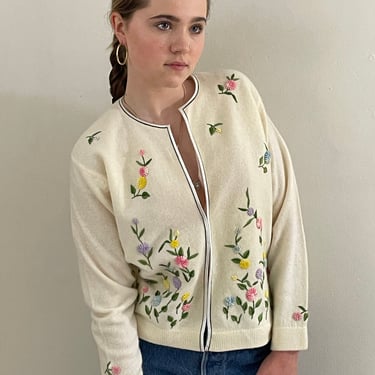 60s hand embroidered cardigan / vintage creamy white lambswool angora hand embroidered floral flowers garden cardigan sweater | Medium 