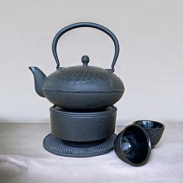 Japanese tea set with black cast iron teapot, 2 cups, trivet & warmer. Traditional tetsubin kettle with koi fish design 