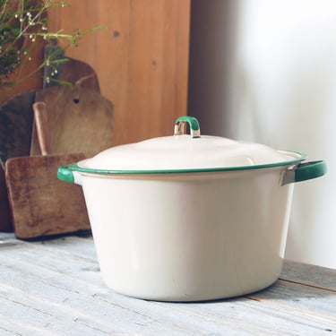 Vintage enamel pot  / green & tan enamelware pot with lid and handles / rustic farmhouse kitchen / retro cookware / enamelware planter 