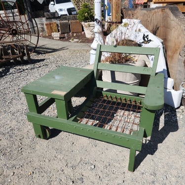 Outdoor Seat with Side Table 38.5" x 24.5" x 31"