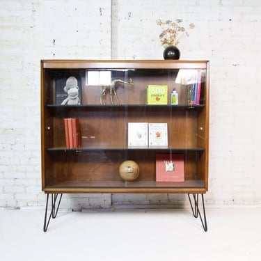 Vintage mcm display unit / bookshelf w glass sliding doors and hairpin legs by Drexel | Free delivery in NYC and Hudson Valley areas 