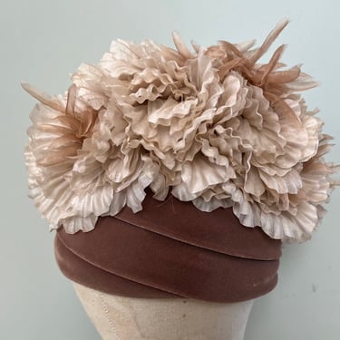 1950s Vintage Jackie Kennedy Style Blush Velvet Women's Hat w/Beige Flowers 