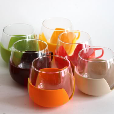 Set of 6 multicolored  glass tumblers for tea or coffee with plastic handles - Holland 60s / 70s 