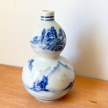 Blue and White Chinoiserie Vase. Gourd Shaped Chinese Landscape Bud Vase. 