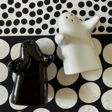 Black and White Hugging Ghost Salt and Pepper Shakers/ Halloween Decor / souvenir/ Halloween Ghost 