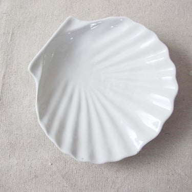 Shell Ceramic Dish - 80s Shell Plate - White Seashell Dish - Shell Jewelry Trinket Dish - Shell Catchall - Beach House Decor - Shell Ring 