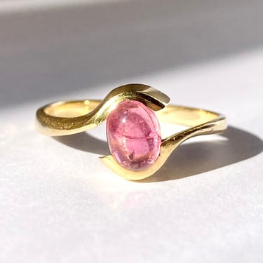 Vintage 18K Yellow Gold Pink Tourmaline Cabochon Solitaire Ring Modernist 8.75 
