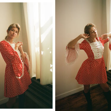 Vintage 1970s 70s Bright Red Novelty Print Star Americana Mini Dress w/ Square Neckline, Lace Bib Bodice, Teardrop Sleeves 