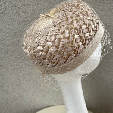 Vintage pillbox ivory faux straw cello hat netting band size 21.5”Made in USA 